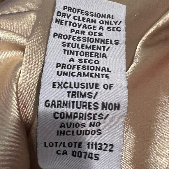 Monique Lhuillier Half Sleeve Bateau Neckline Fit and Flare Lace Dress. Lined - Picture 10 of 10